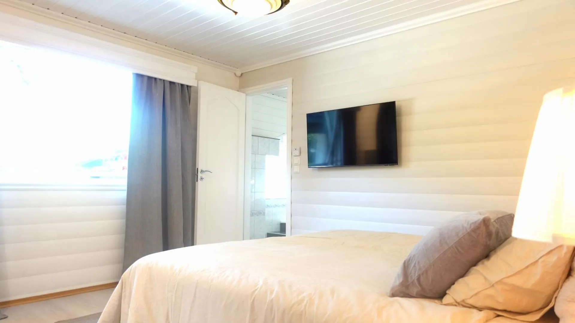 Villa Arboretet: Seaside Retreat with Private Pool & Sauna in Bergen Norway
