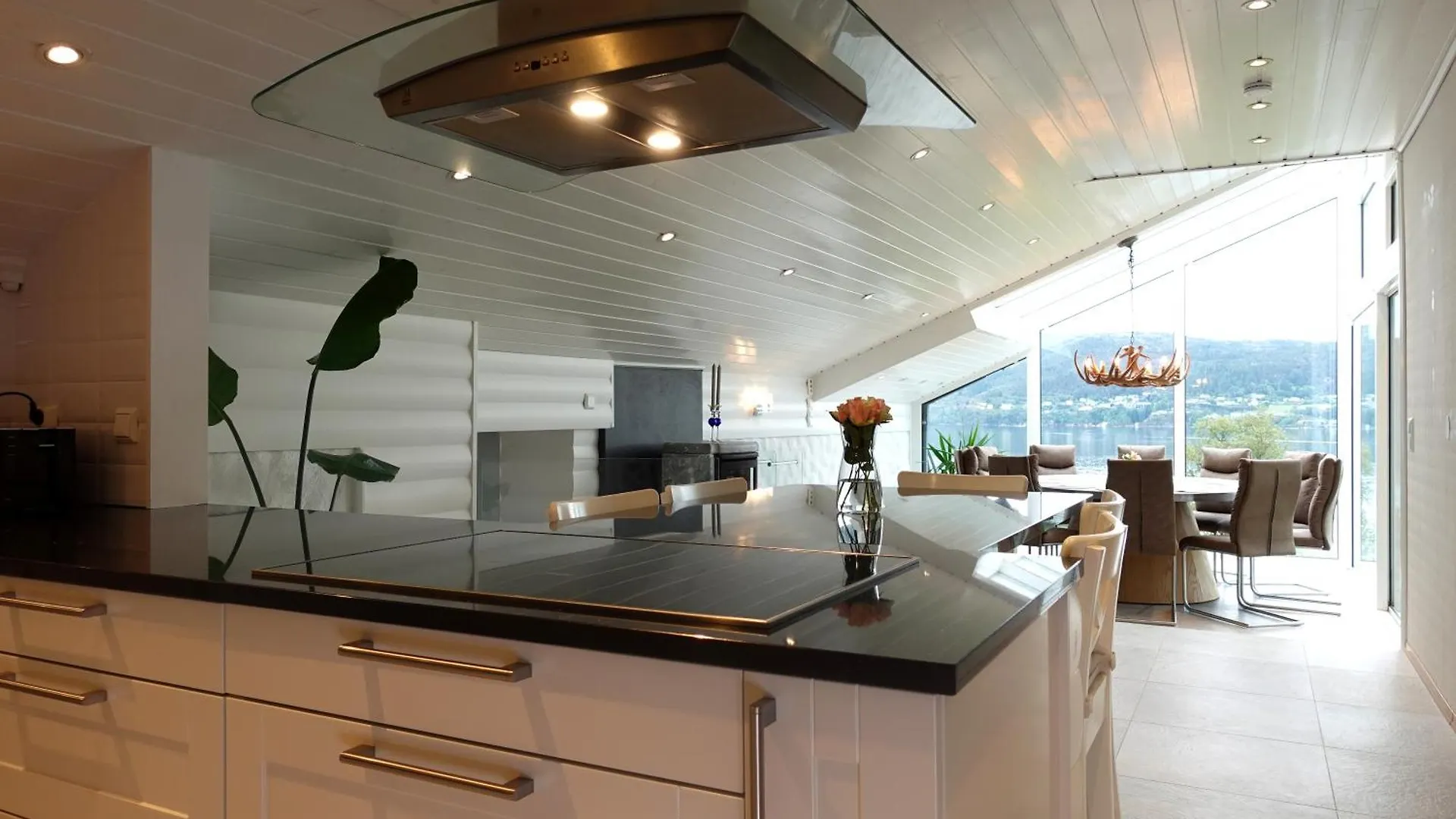 Villa Arboretet: Seaside Retreat with Private Pool & Sauna in Bergen Norway