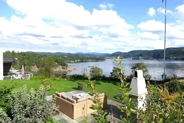 Villa Arboretet: Seaside Retreat with Private Pool & Sauna in Bergen